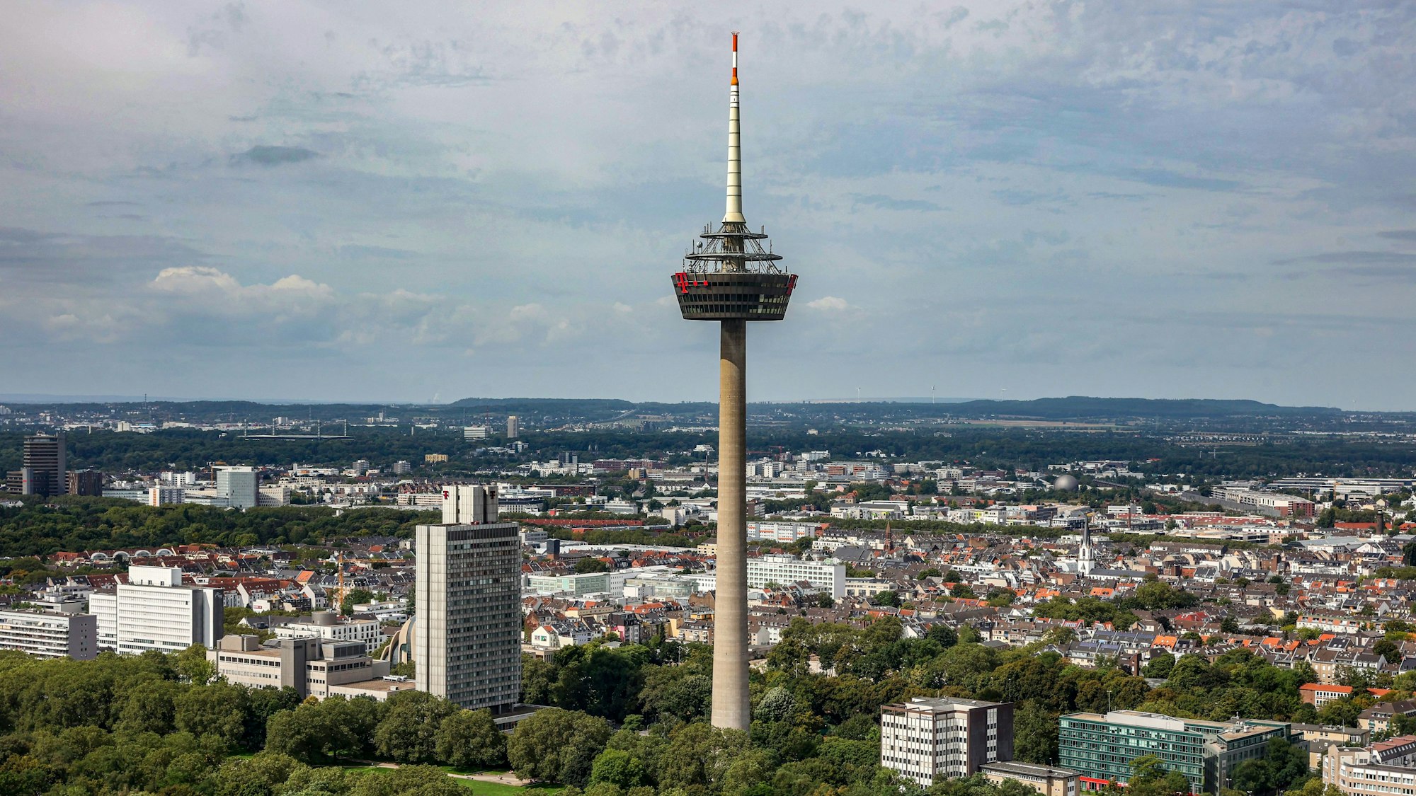 Der Colonius und Ehrenfeld aus der Luft fotografiert.
