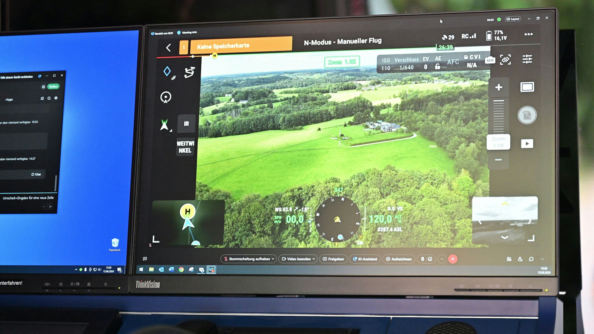 Ein Bildschirm im Einsatzleitwagen der Feuerwehr Bergisch Gladbach zeigt ein von einer Drohne über dem Waldgebiet der Hardt aufgenommenes Bild.