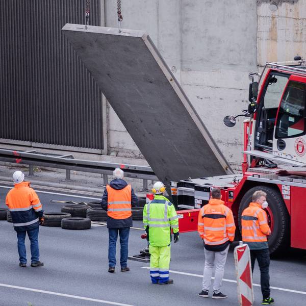 Eine entfernte Betonplatte wird auf der A3 verladen.