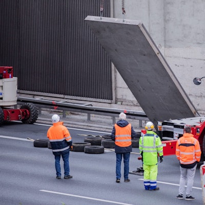Eine entfernte Betonplatte wird auf der A3 verladen.
