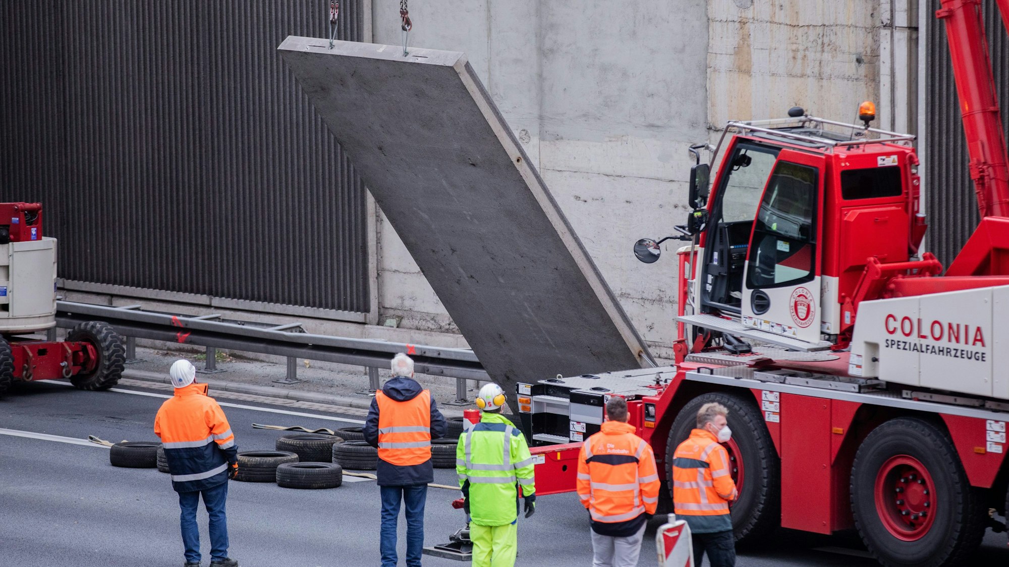 Eine entfernte Betonplatte wird auf der A3 verladen.