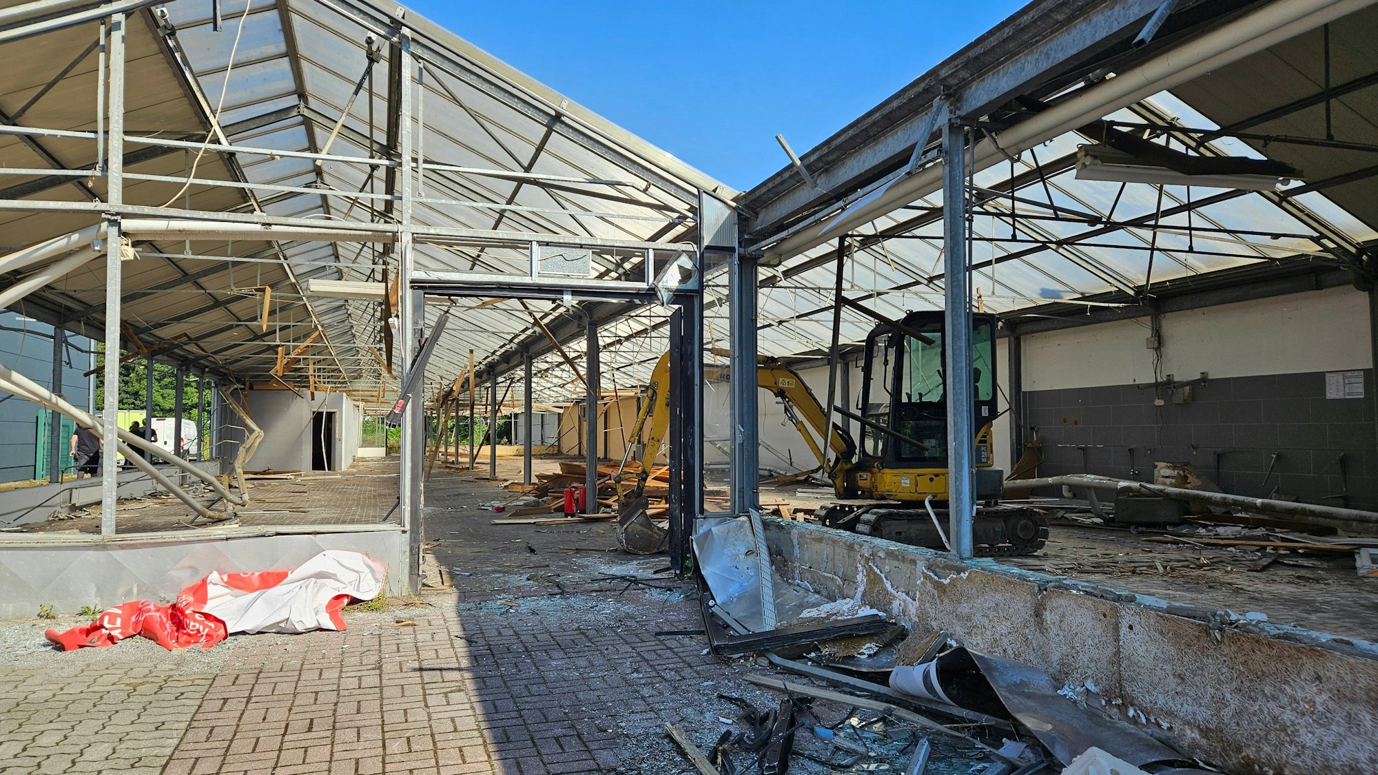 Ein früheres Gartencenter wird abgebrochen.