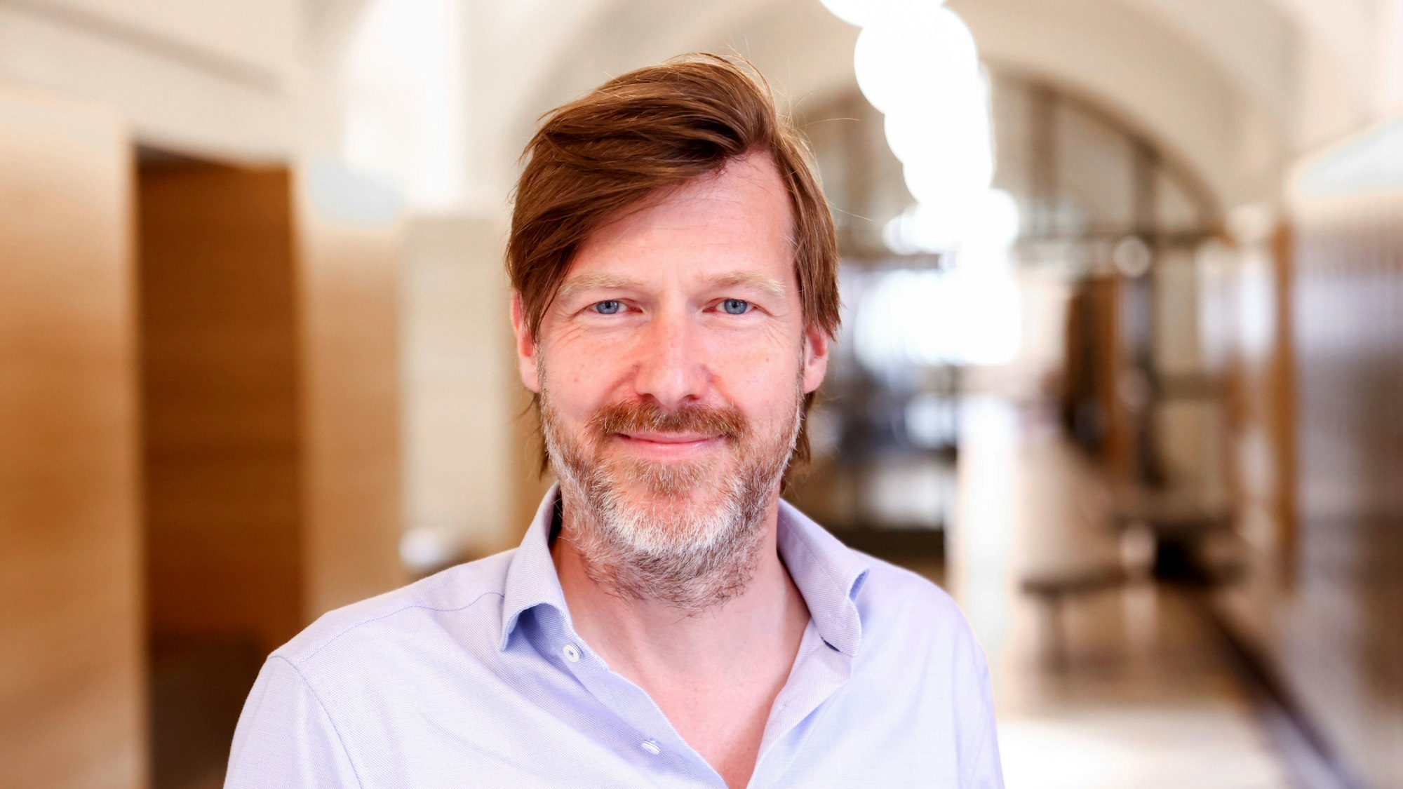 Porträt von Schulleiter Moritz Magdeburg