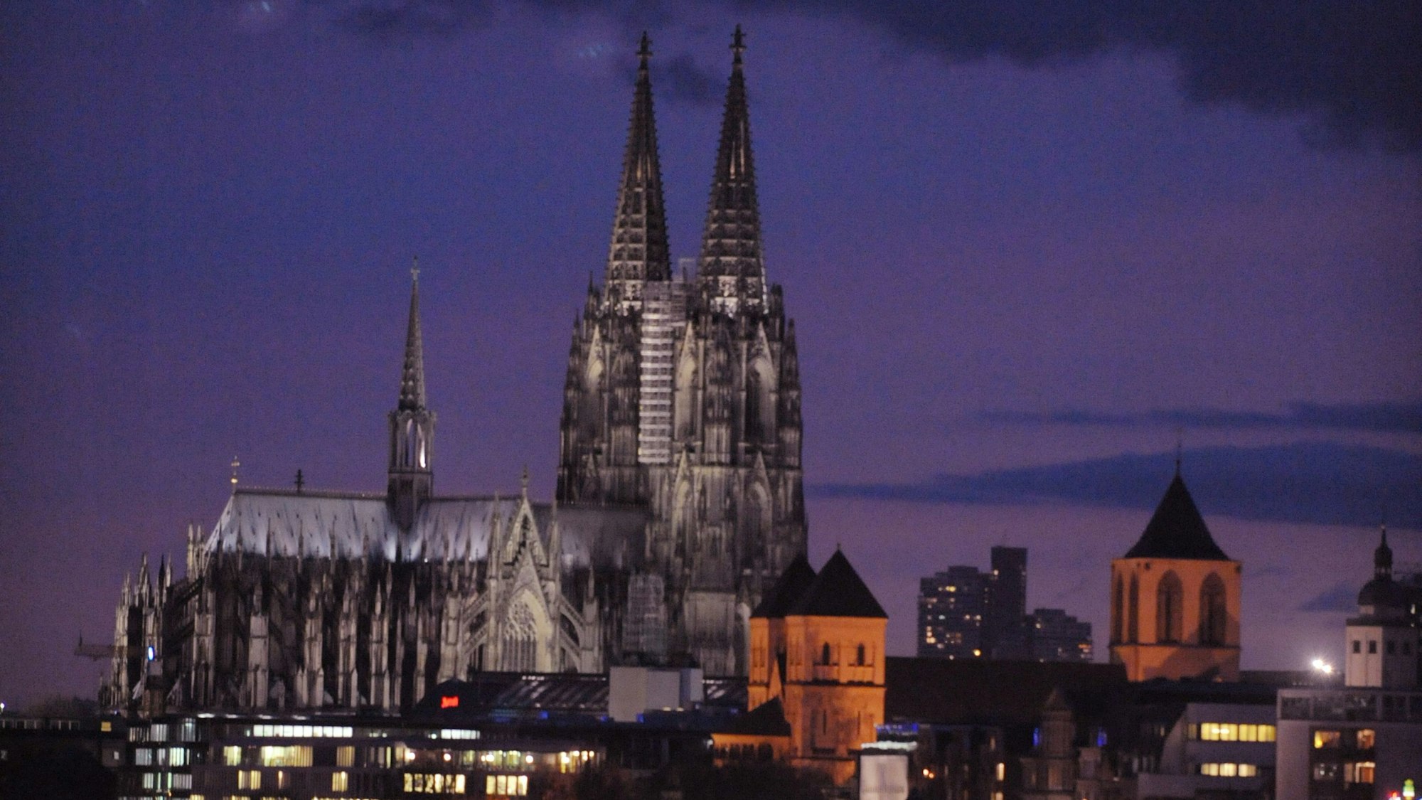 Blick von der Zoobrücke auf den Kölner Dom.