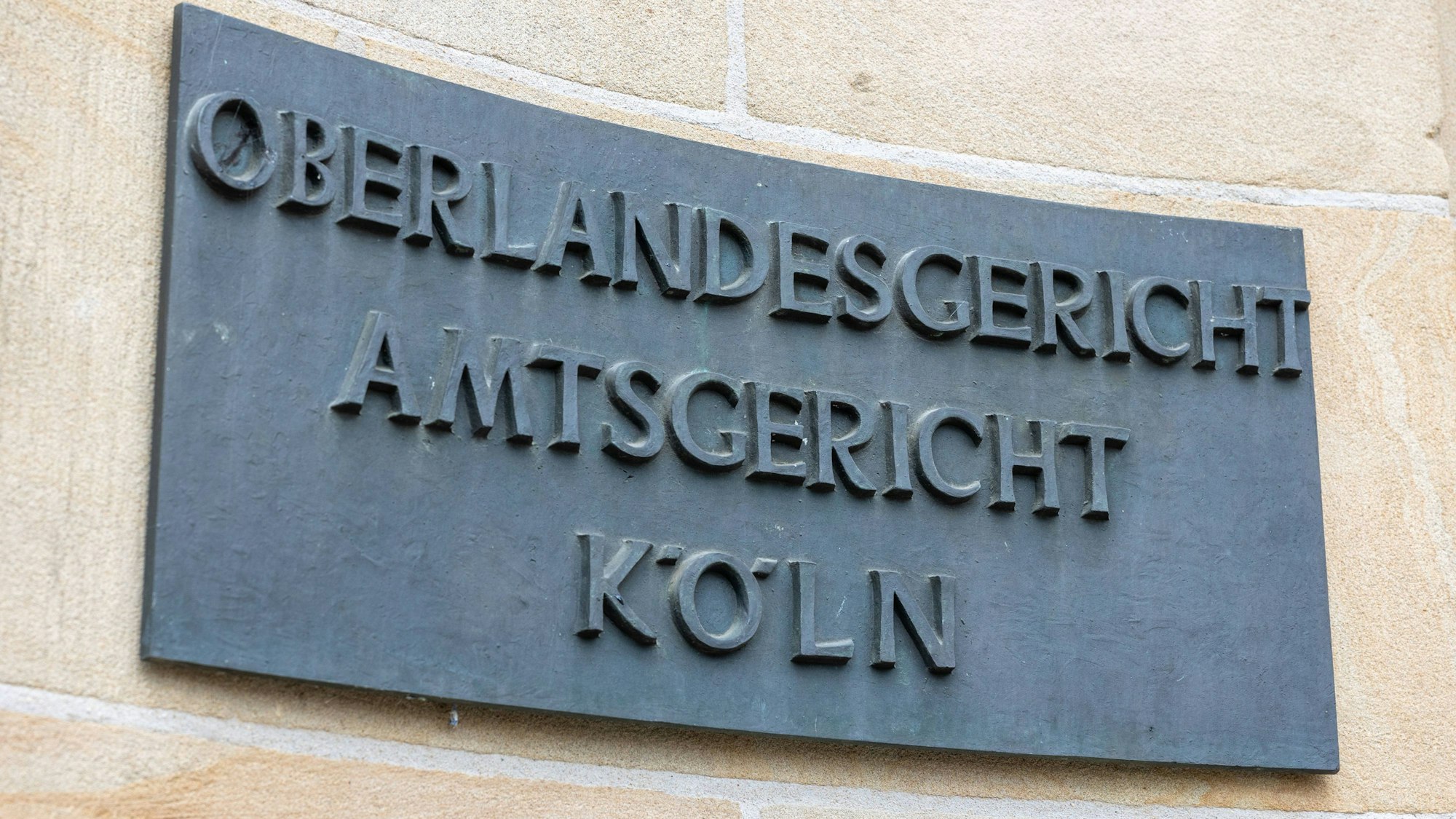 Ein Schild weist auf das Amtsgericht und Oberlandesgericht in Köln hin.