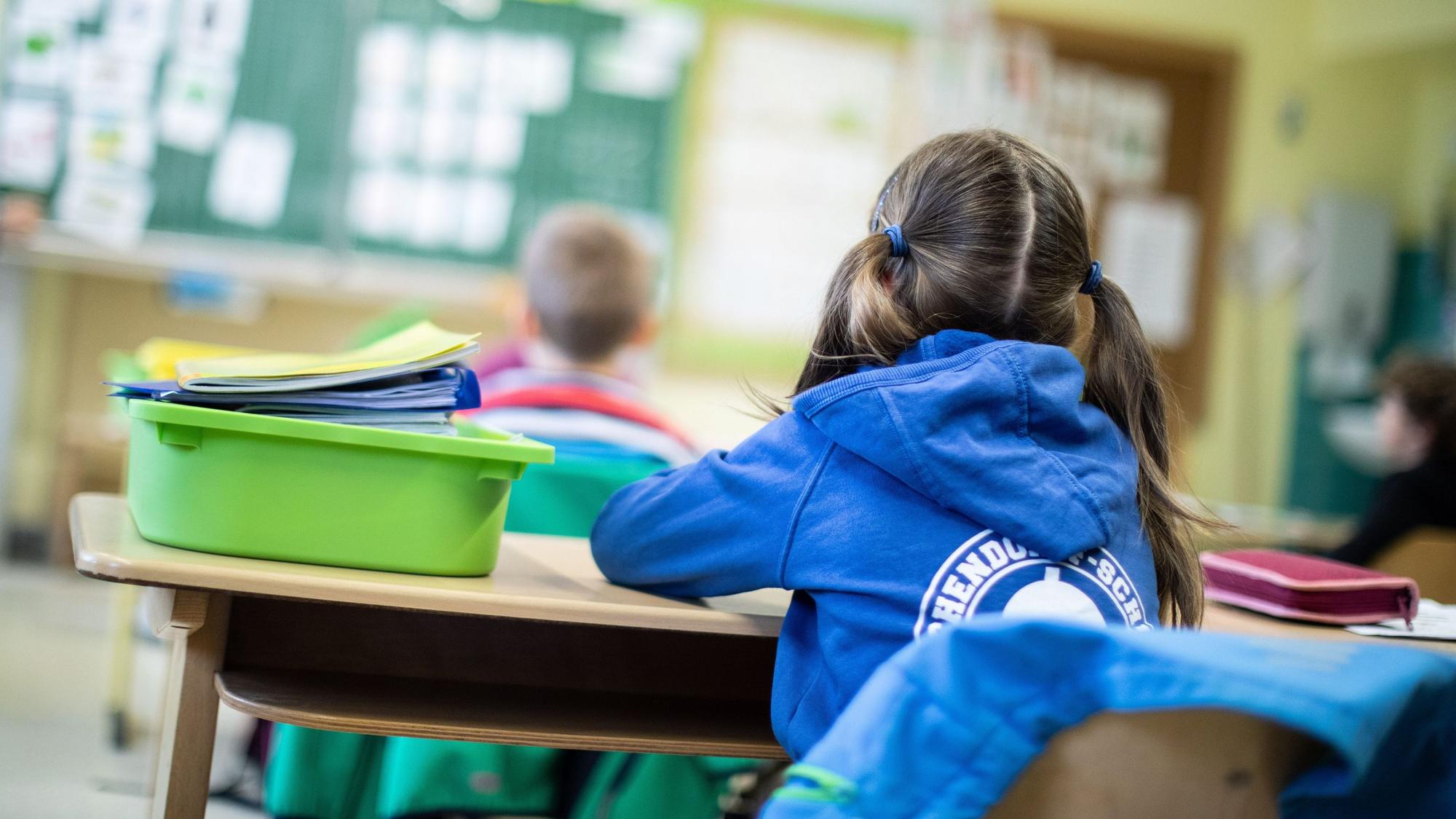 Schülerinnen und Schüler einer Grundschule sitzen in ihrem Klassenraum.