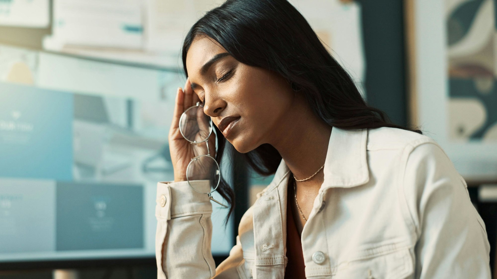 Eine Frau hält sich ihren Kopf