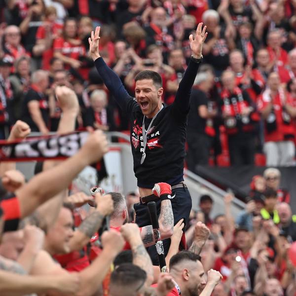 Trainer Xabi Alonso von Bayer Leverkusen bei den Meisterfeierlichkeiten 2024.