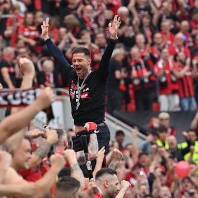 Trainer Xabi Alonso von Bayer Leverkusen bei den Meisterfeierlichkeiten 2024.