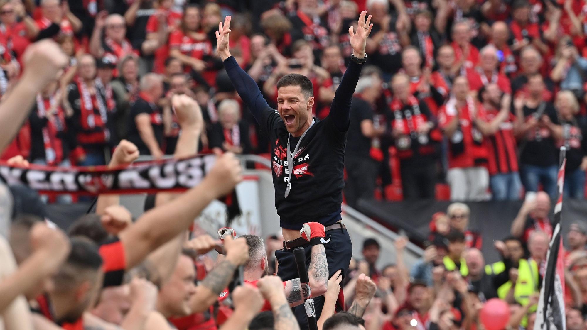 Trainer Xabi Alonso von Bayer Leverkusen bei den Meisterfeierlichkeiten 2024.