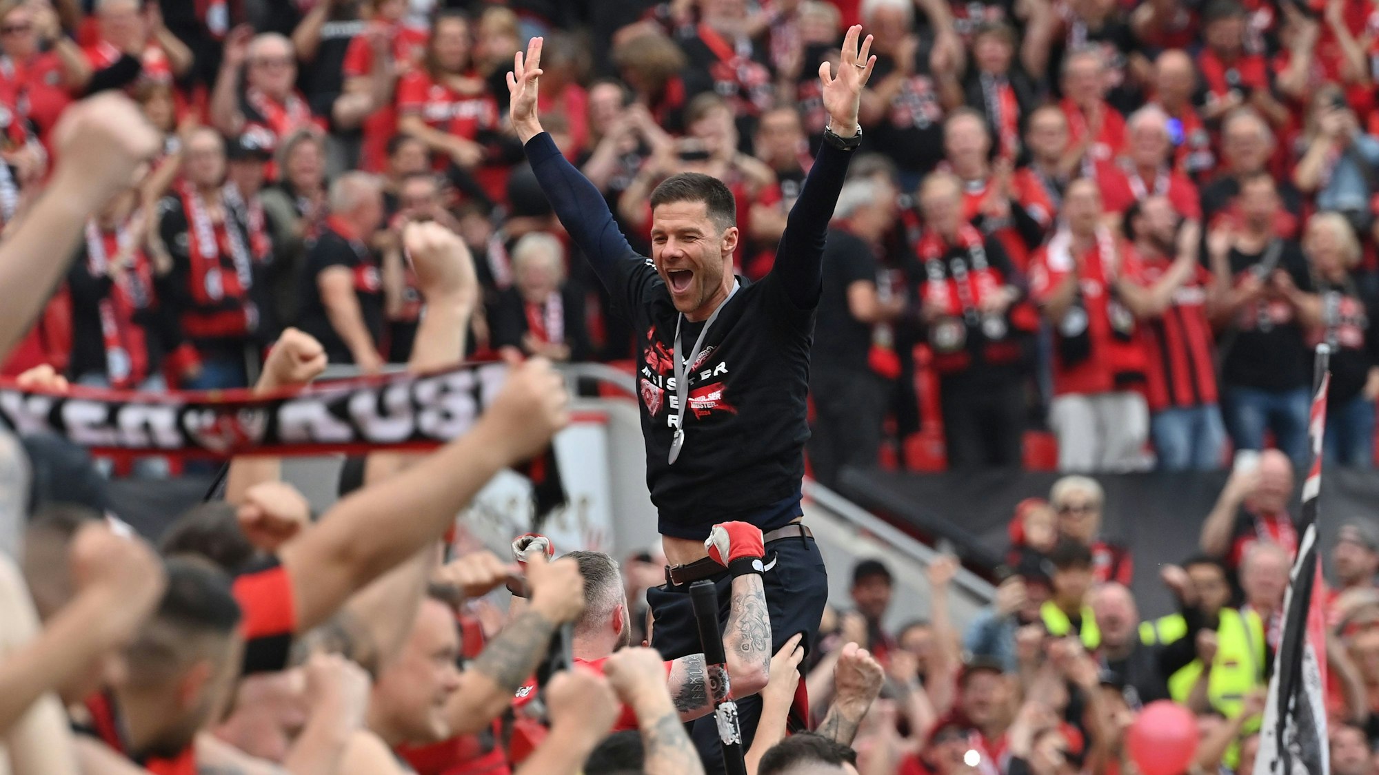 Trainer Xabi Alonso von Bayer Leverkusen bei den Meisterfeierlichkeiten 2024.