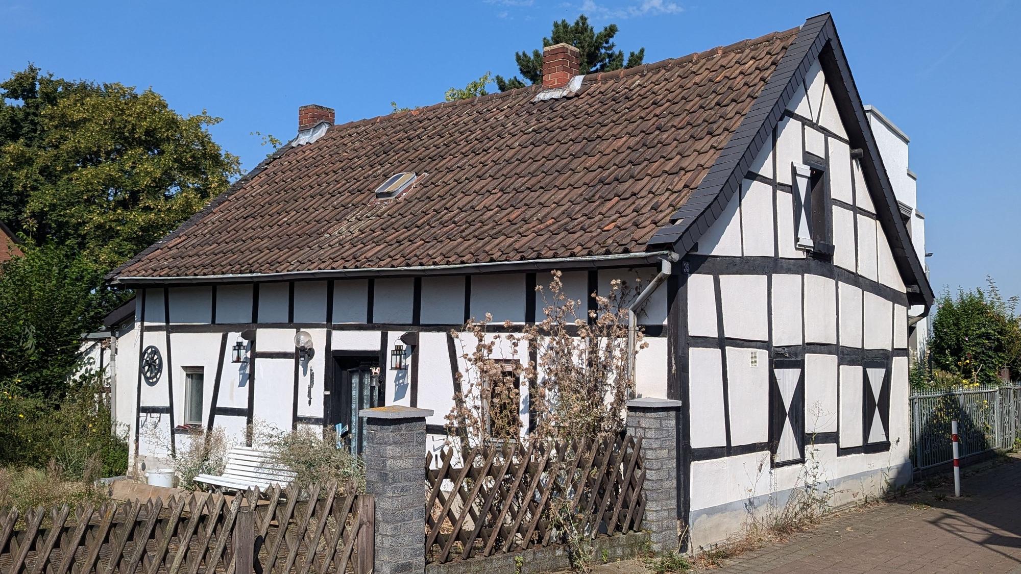 Ein Fachwerkhaus mit Garten.