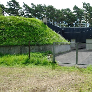 Hinter einem Zaun befindet sich ein Hochbehälter, der Teile der Stadt Mechernich und die Bundeswehr mit Trinkwasser versorgt.