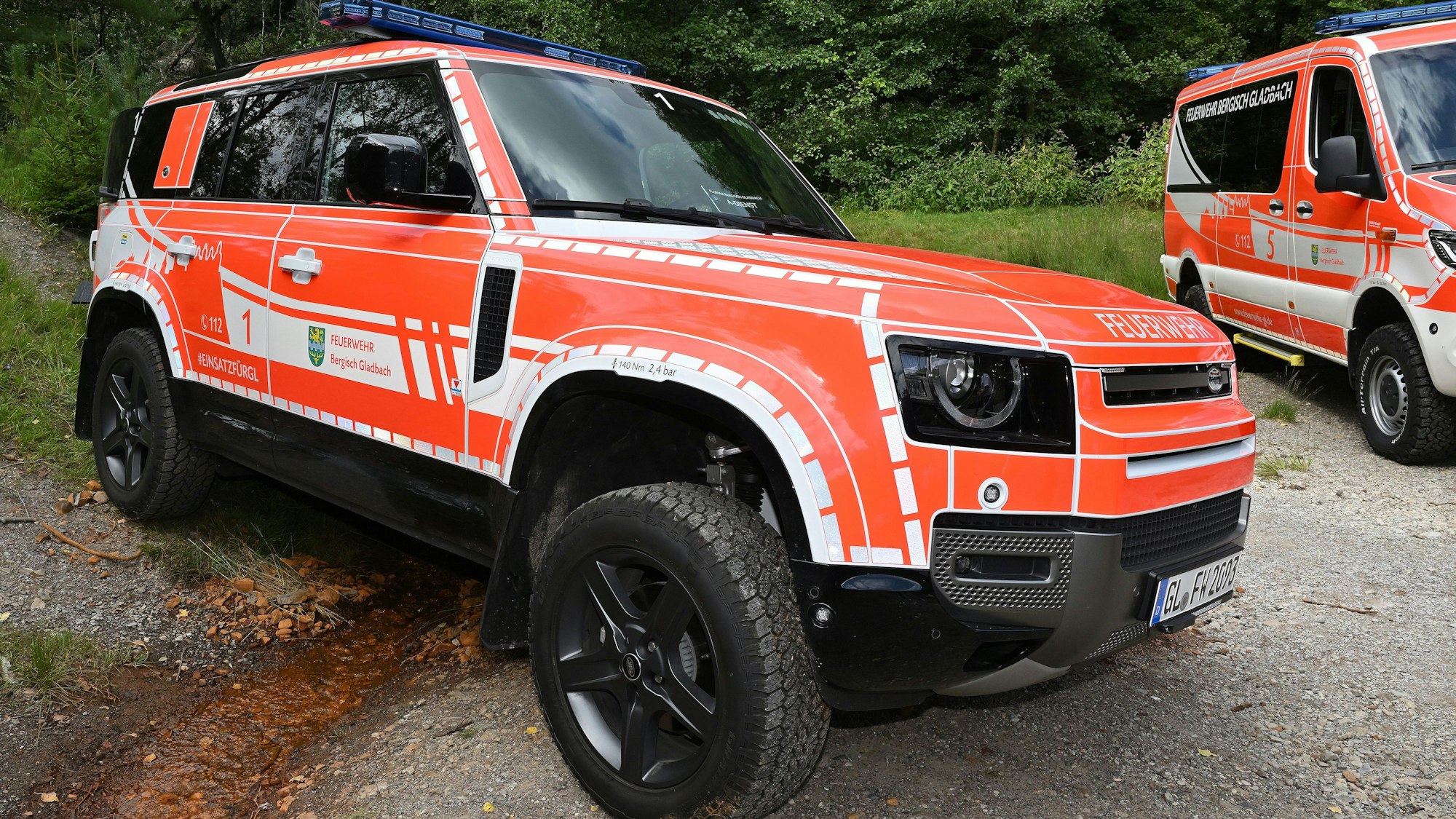 Der neue Kommandowagen der Feuerwehr Bergisch Gladbach steht an einem Bach im Waldgebiet er Hardt von Bergisch Gladbach.