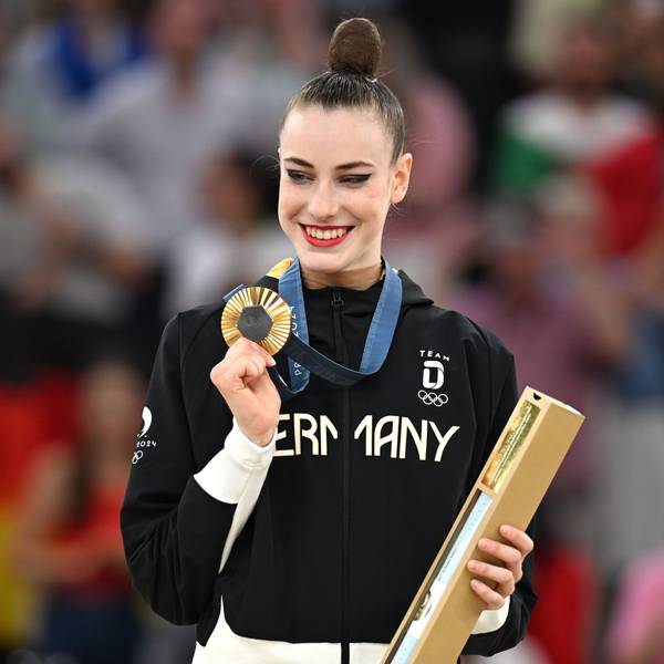 Darja Varfolomeev aus Deutschland zeigt in der Siegerehrung ihre Goldmedaille in der Rhythmischen Sportgymnastik bei den Olympischen Sommerspielen in Paris.