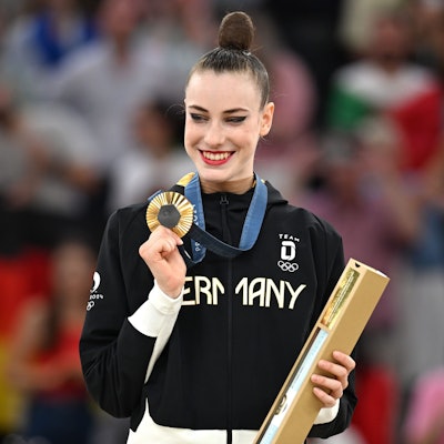 Darja Varfolomeev aus Deutschland zeigt in der Siegerehrung ihre Goldmedaille in der Rhythmischen Sportgymnastik bei den Olympischen Sommerspielen in Paris.