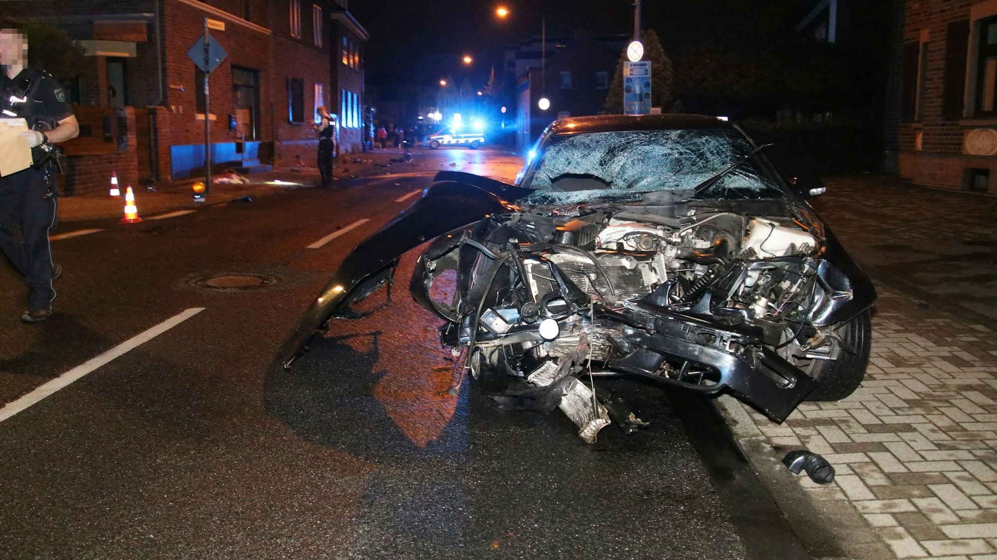 Der Mercedes nach dem Unfall in Rondorf.
