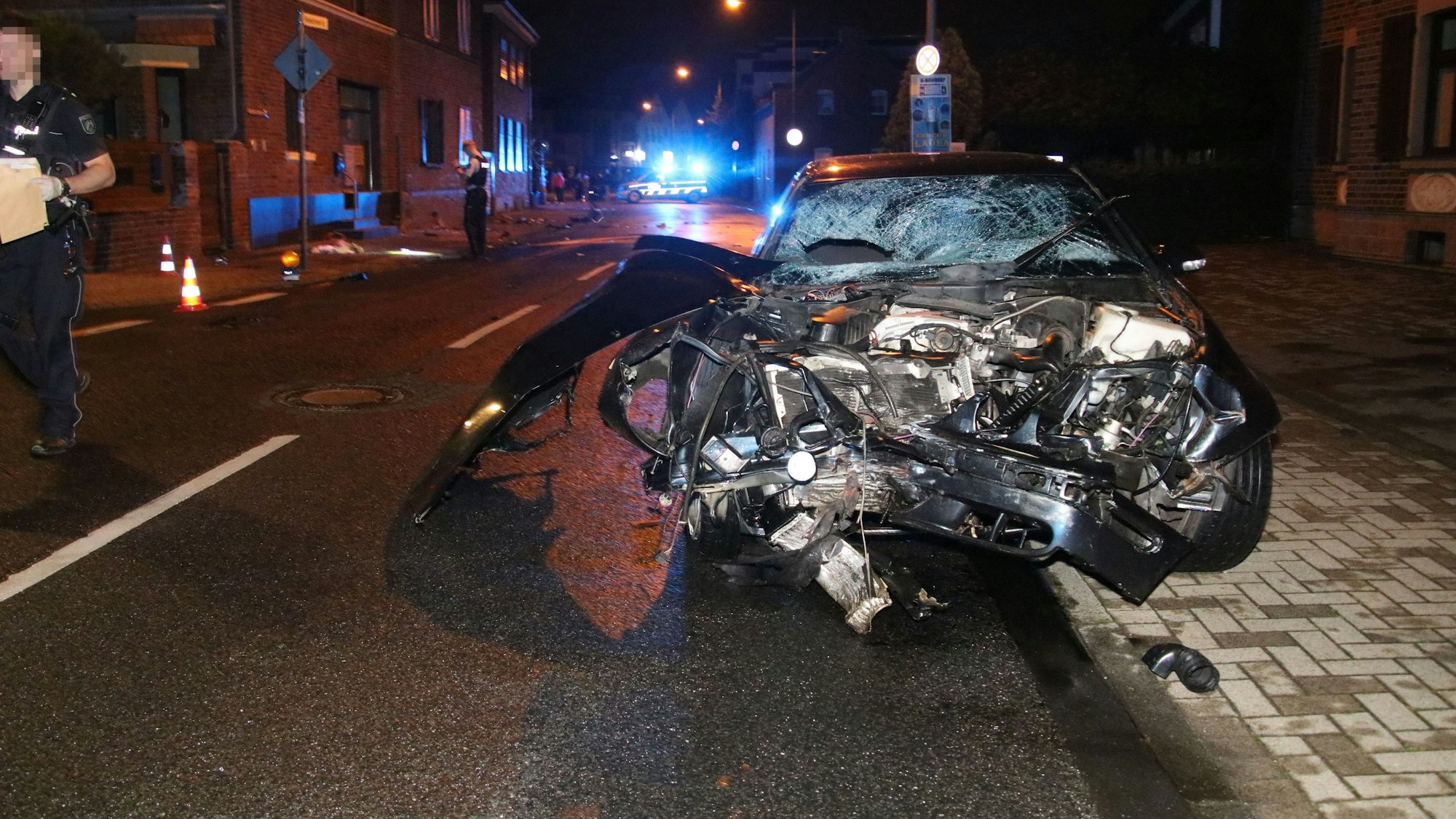 So sah der Mercedes nach dem schrecklichen Unfall in Köln-Rondorf aus.