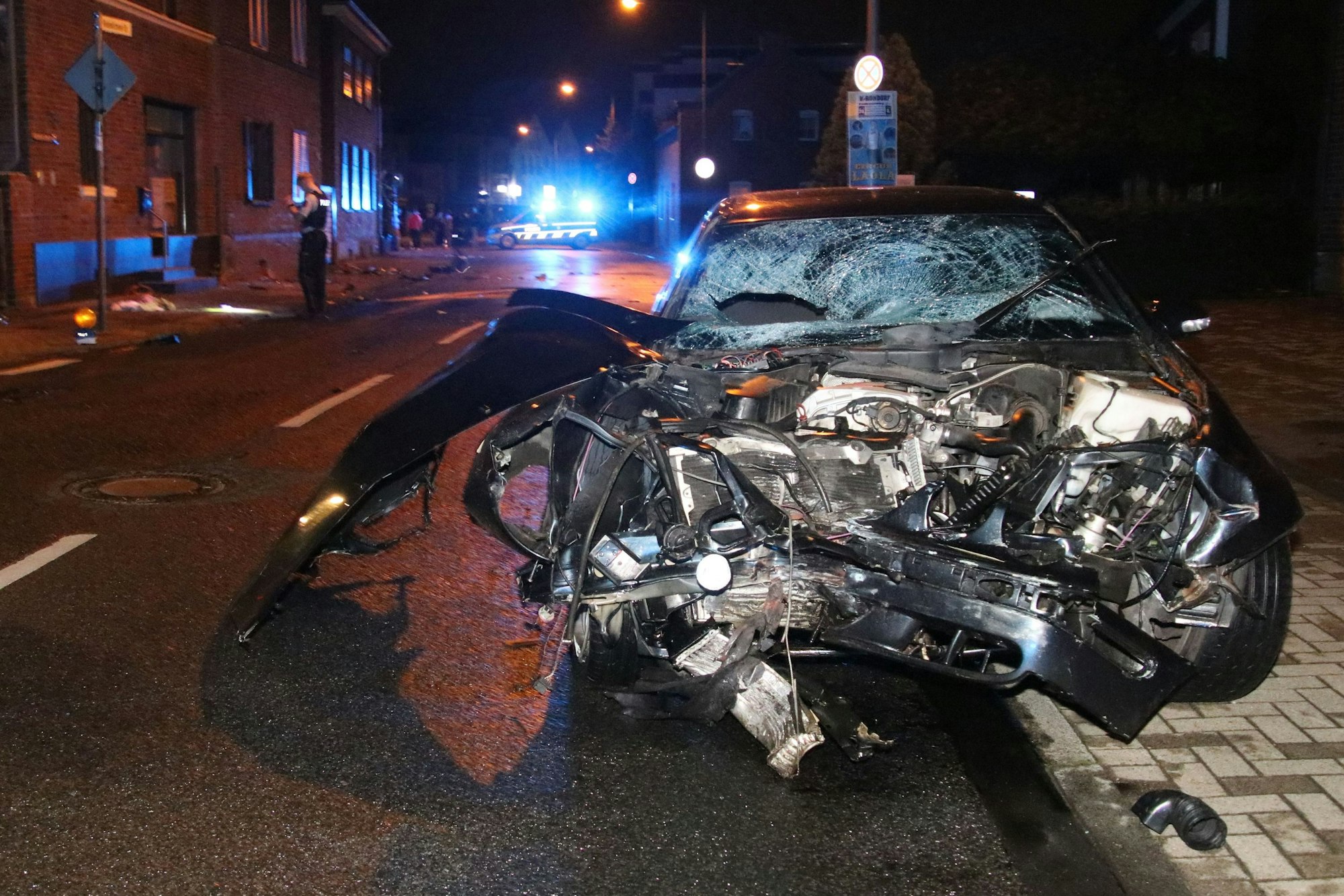 Das völlig zerstörte Auto nach dem Unfall.