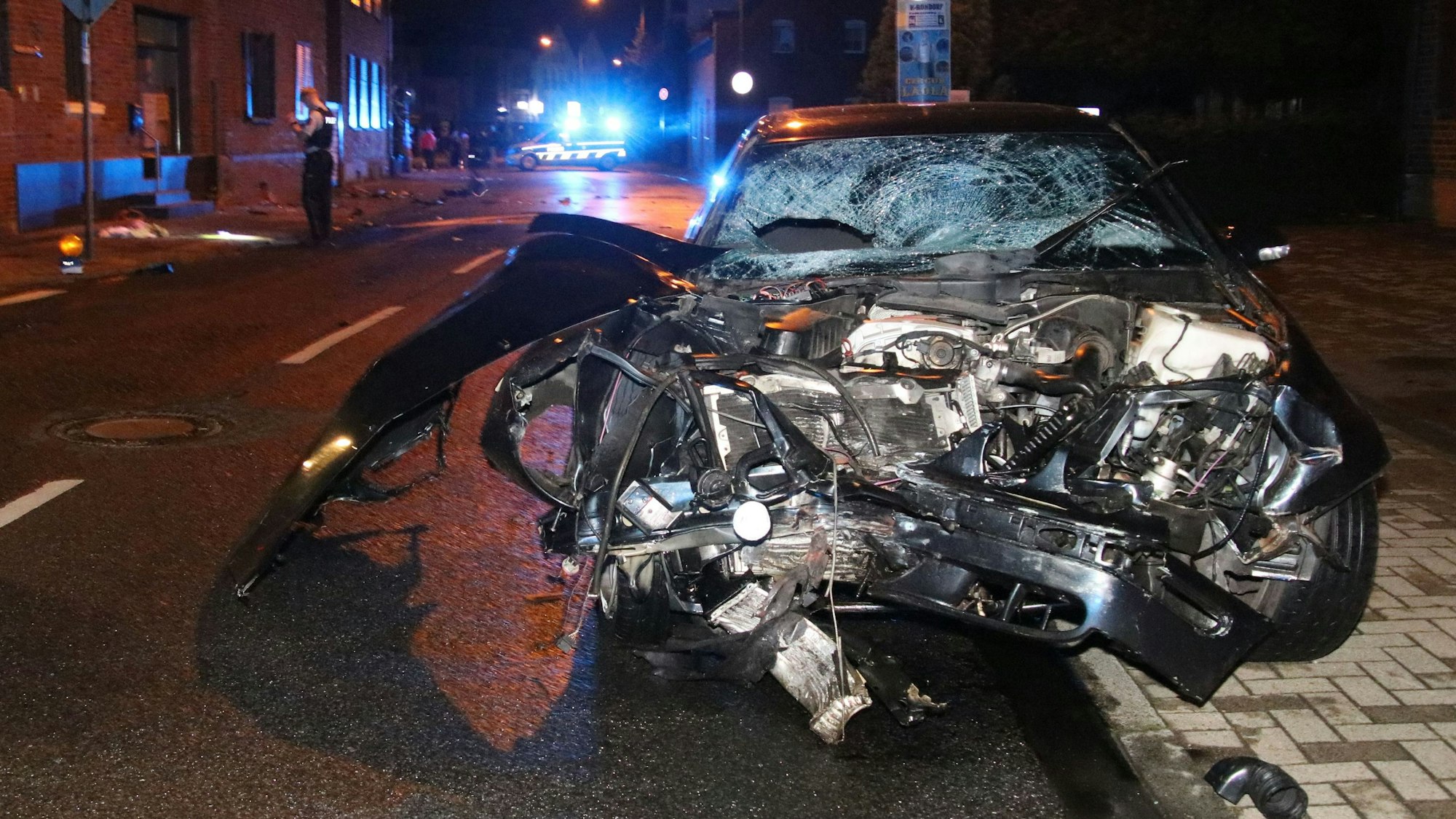 Das Unfallauto nach dem tödlichen Zusammenstoß mit zwei Fußgängern in Rondorf am 17. August 2024.