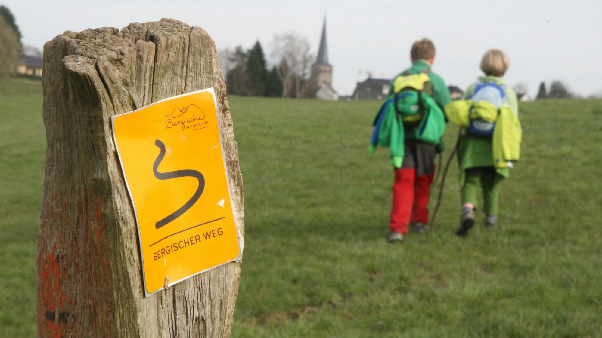 Zwei Kinder wandern auf dem Bergischen Weg bei Neunkirchen-Seelscheid.