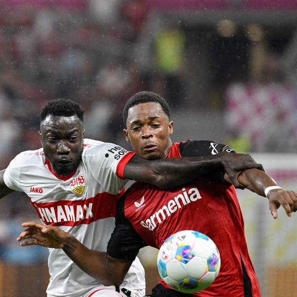 Stuttgarts Silas Katompa Mvumpa im Zweikampf mit Jeanuel Belocian (r.)