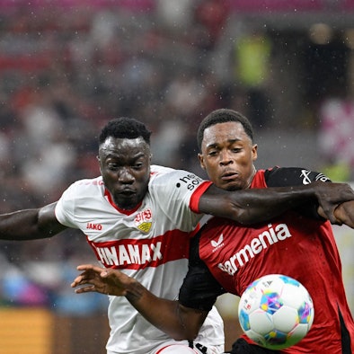 Stuttgarts Silas Katompa Mvumpa im Zweikampf mit Jeanuel Belocian (r.)