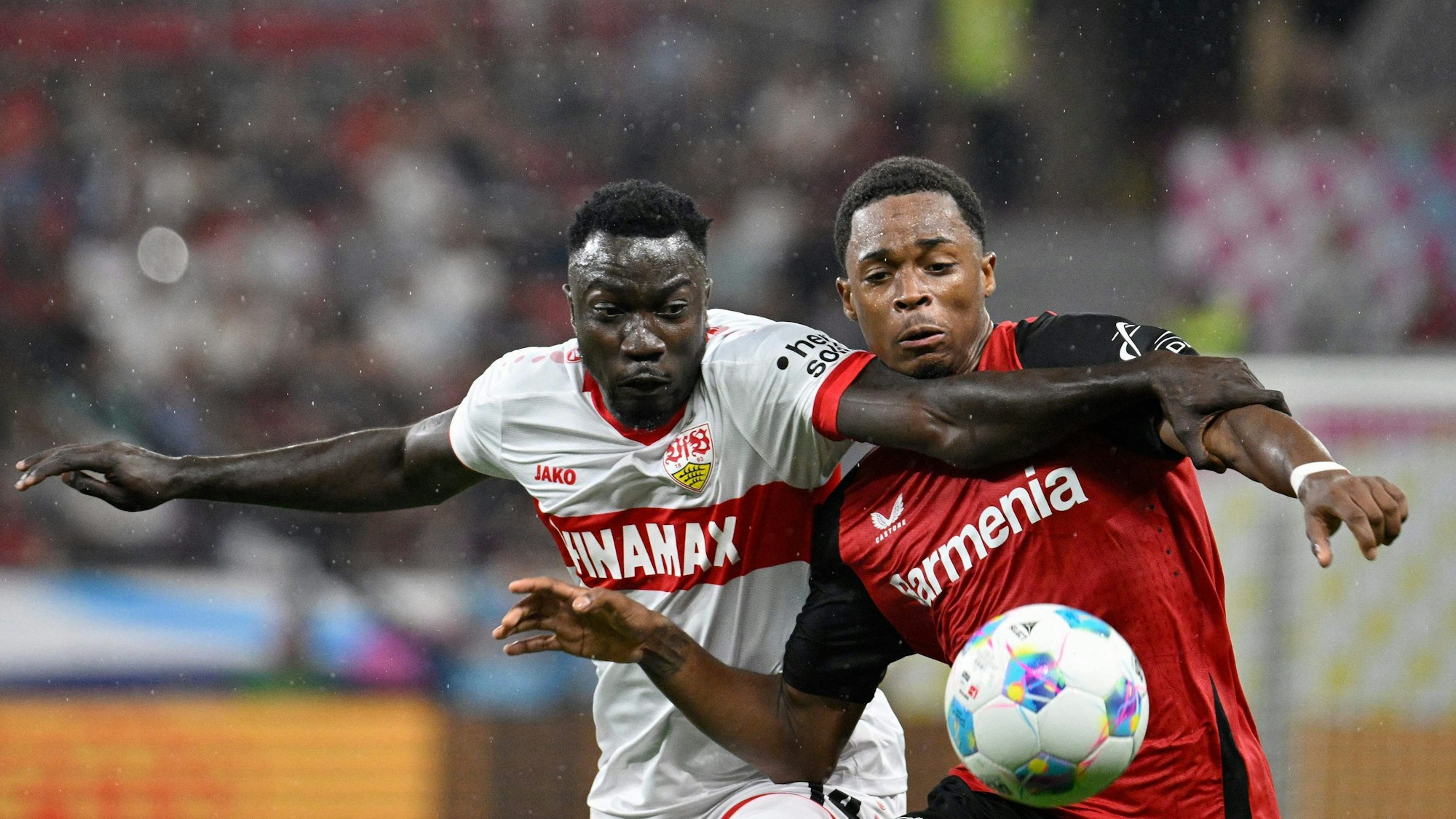 Stuttgarts Silas Katompa Mvumpa im Zweikampf mit Jeanuel Belocian (r.)