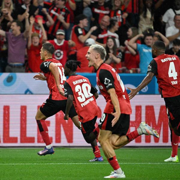 Bayer Leverkusen feiert das 2:2 von Patrik Schick.