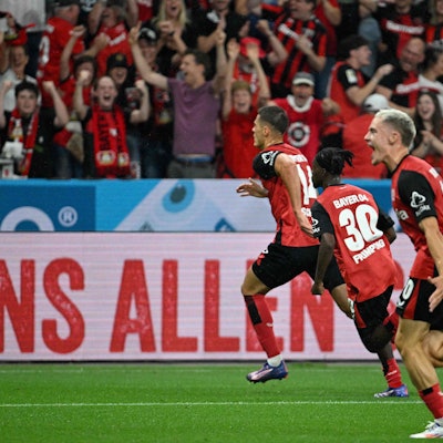 Bayer Leverkusen feiert das 2:2 von Patrik Schick.
