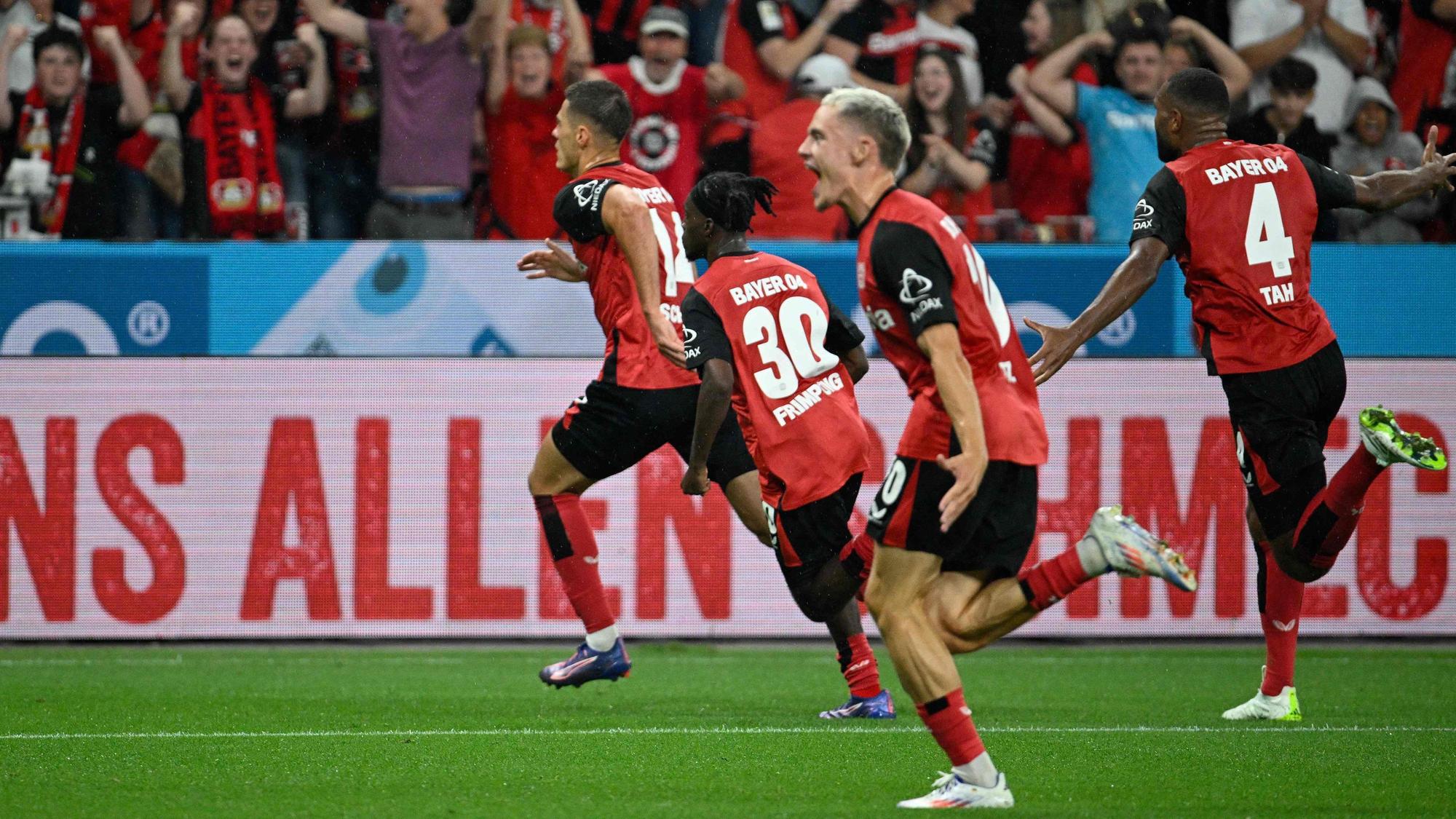 Bayer Leverkusen feiert das 2:2 von Patrik Schick.