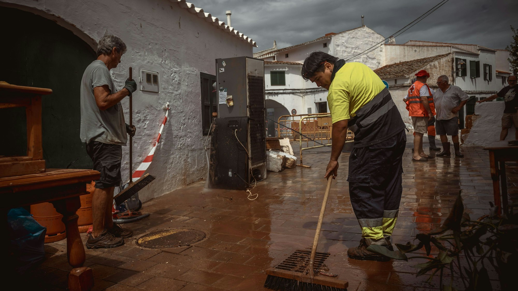 Anwohner, Rettungsdienste und Straßenarbeiter versuchen, nach heftigen Unwettern die Ordnung wiederherzustellen und die Schäden zu beseitigen. Im Zentrum der Insel in der Gemeinde Es Mercadal standen Häuser, Straßen und Felder unter Wasser.
