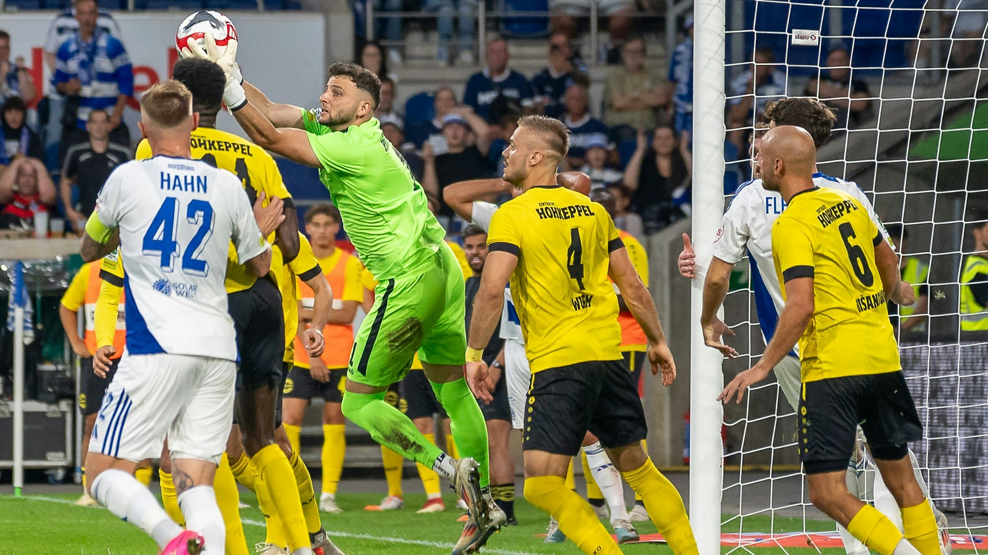 Zu sehen ist eine Spielszene nach einem Eckstoß im Fußball.