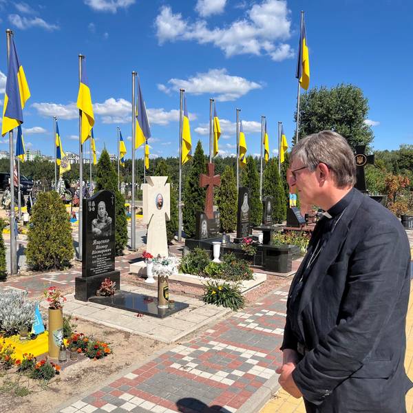 Kardinal Woelki besucht einen Friedhof in Irpin. Bei seinem Aufenthalt in der Ukraine traf der Kardinal unter anderem Vertreter von Hilfsprojekten.
