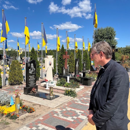 Kardinal Woelki besucht einen Friedhof in Irpin. Bei seinem Aufenthalt in der Ukraine traf der Kardinal unter anderem Vertreter von Hilfsprojekten.