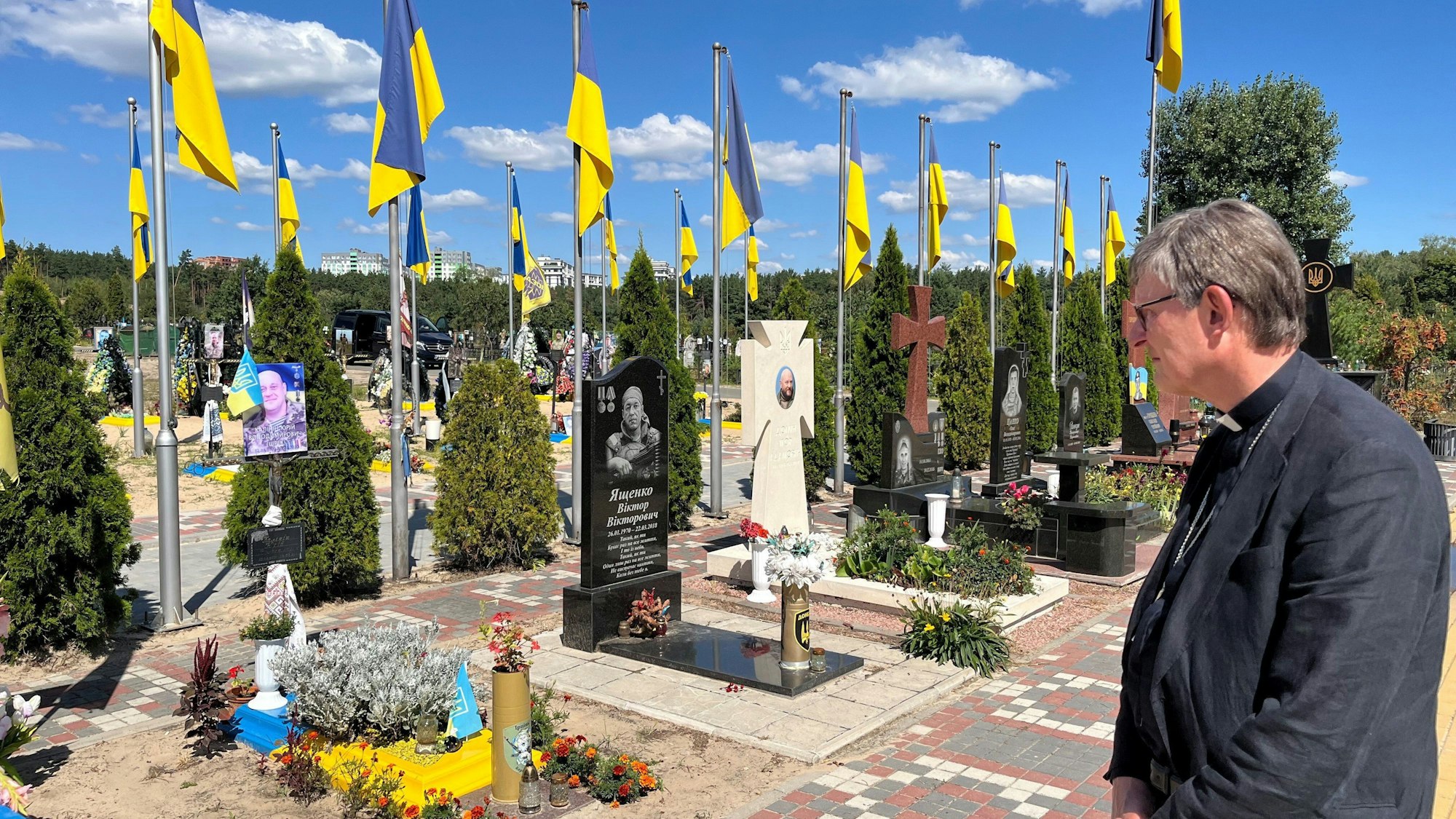 Der Kölner Kardinal Rainer Maria Woelki besucht einen Friedhof in Irpin in der Ukraine.