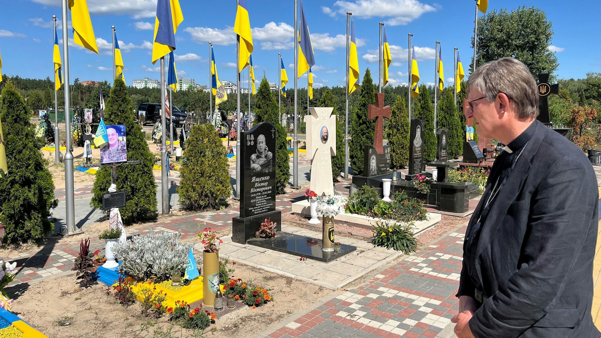 Kardinal Woelki besucht einen Friedhof in Irpin. Bei seinem Aufenthalt in der Ukraine traf der Kardinal unter anderem Vertreter von Hilfsprojekten.