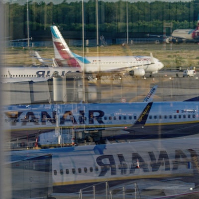 Maschinen der Fluggesellschaften Ryanair und Eurowings stehen auf dem Flughafen Köln/Bonn auf dem Rollfeld.
