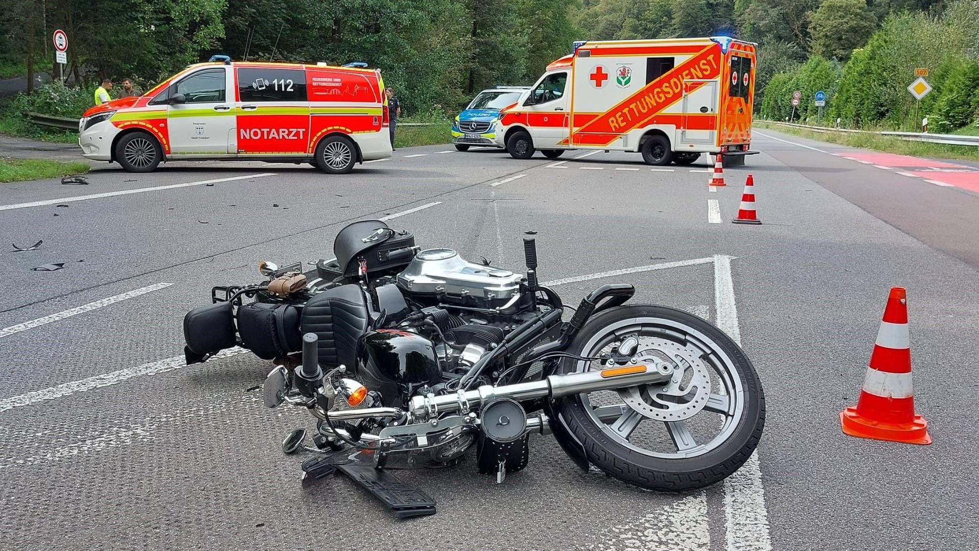 Ein 64 Jahre alter Motorrradfahrer aus Köln wurde bei einem Zusammenstoß mit einem Pkw auf der B507 in Lohmar verletzt.