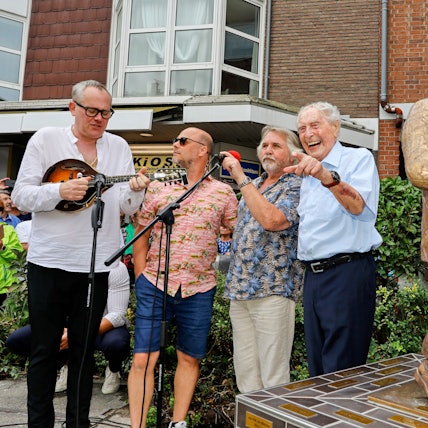 Gänsehaut bei der Enthüllung des Süper-Denkmals: Ludwig Sebus (r.) und Tommy Engel (2.v.r.) unterstützten sie JP Weber (l.) und Kai Engel (2.v.l.) beim „Veedel“-Lied. Der Auftritt war nicht geplant.