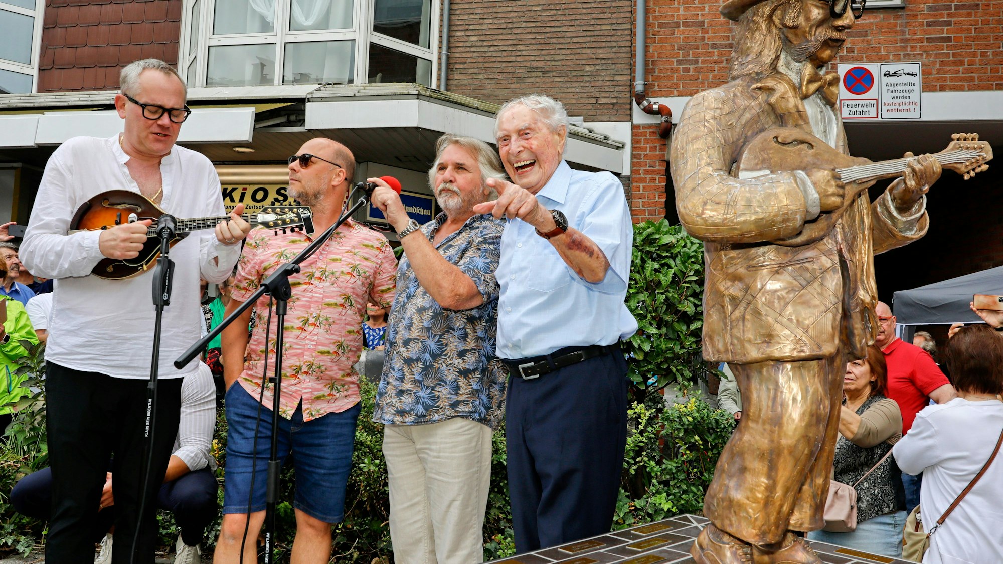 Gänsehaut bei der Enthüllung des Süper-Denkmals: Ludwig Sebus (r.) und Tommy Engel (2.v.r.) unterstützten sie JP Weber (l.) und Kai Engel (2.v.l.) beim „Veedel“-Lied. Der Auftritt war nicht geplant.