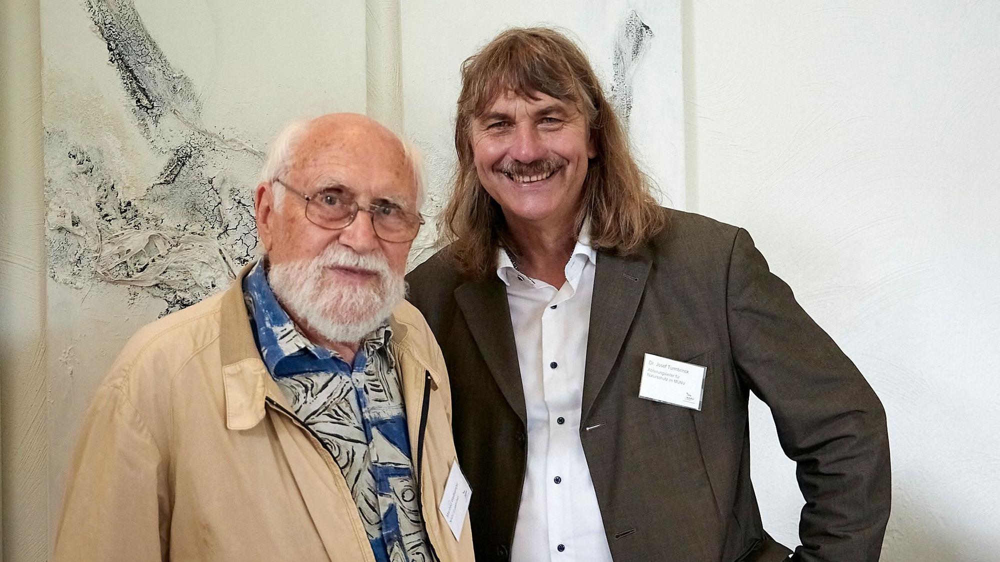 Manfred Weitkemper und Dr. Josef Tumbrinck stehen nebeneinander vor einem Kunstwerk.