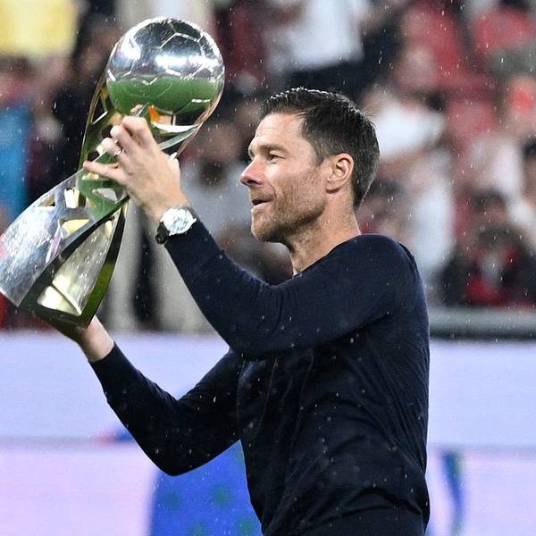 Leverkusens Trainer Xabi Alonso mit dem Supercup.