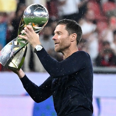 Leverkusens Trainer Xabi Alonso mit dem Supercup.