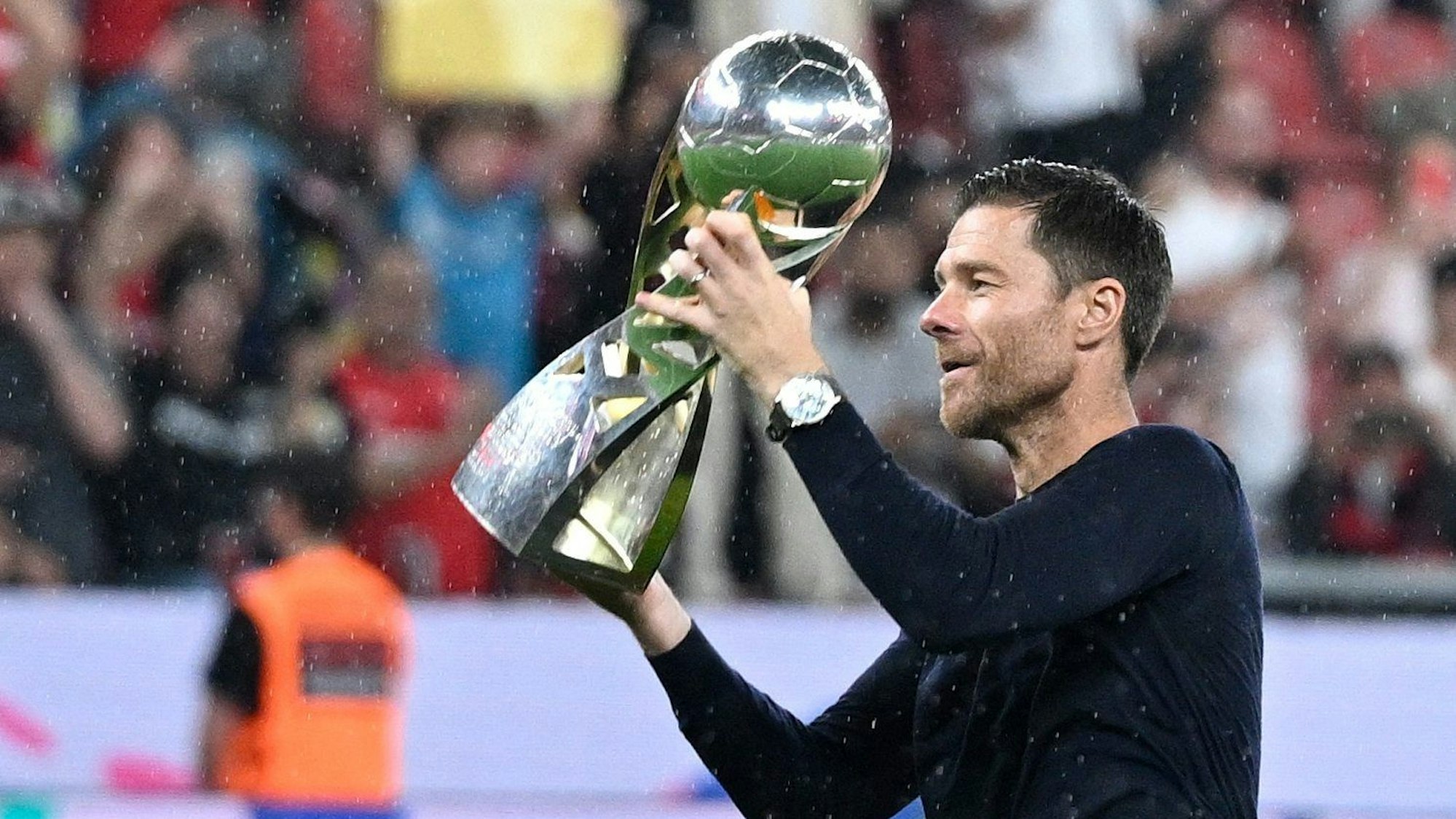 Leverkusens Trainer Xabi Alonso mit dem Supercup.