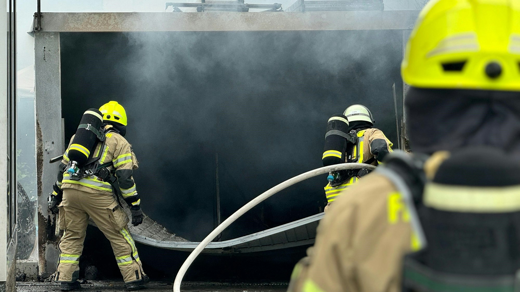 Unter schwerem Atemschutz konnte die Feuerwehr die Garage löschen.