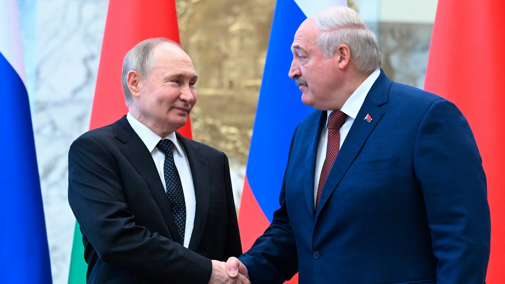 Wladimir Putin (l) und der belarussische Präsident Alexander Lukaschenko stehen sich nahe, wie diese Aufnahme aus dem Mai 2024 illustriert.