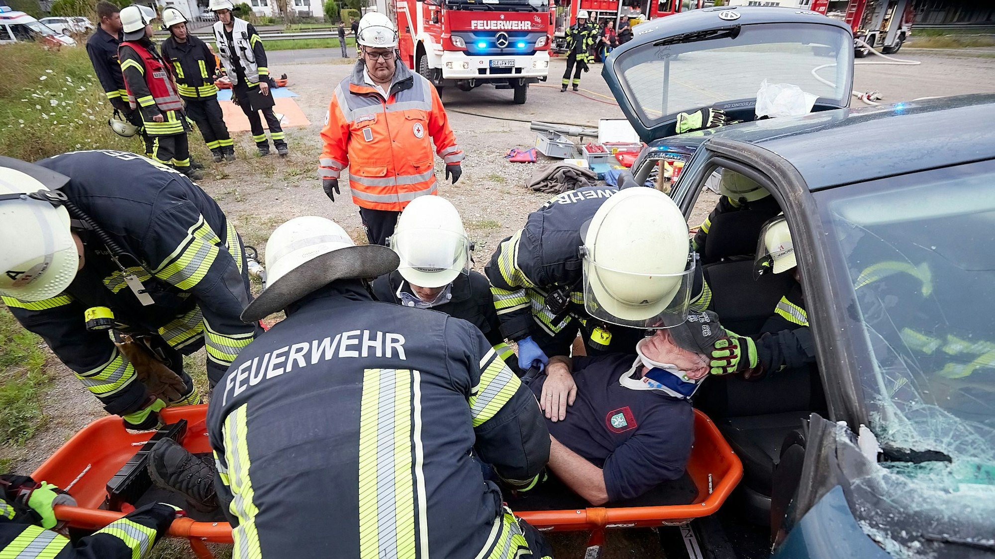 Feuerwehrleute haben bei einer Übung den Darsteller eines Verletzten aus einem verunfallten Fahrzeug gerettet.