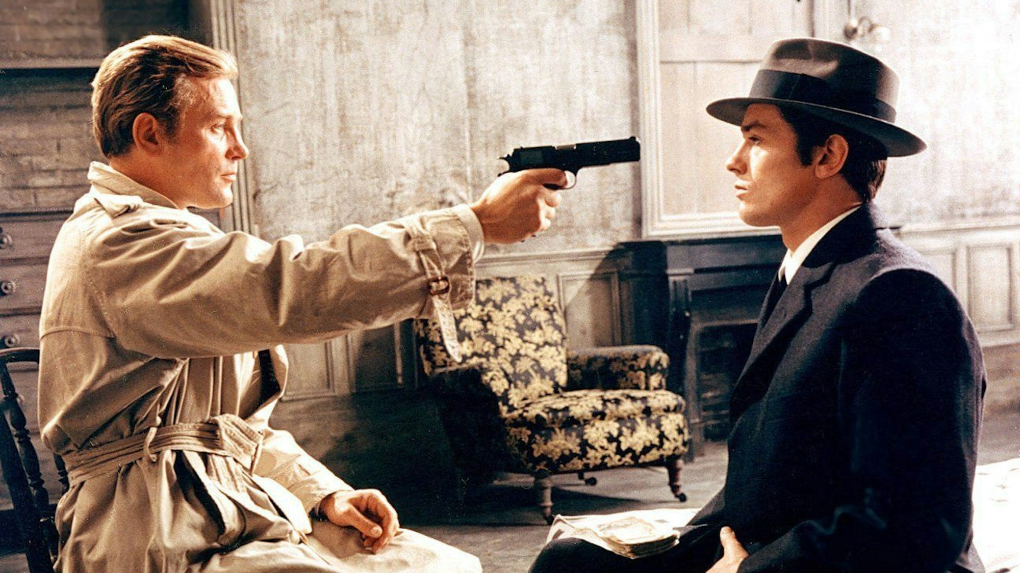 Der eiskalte Engel. Profi-Killer Jeff Costello (Alain Delon, re.) in einer prekären Situation.