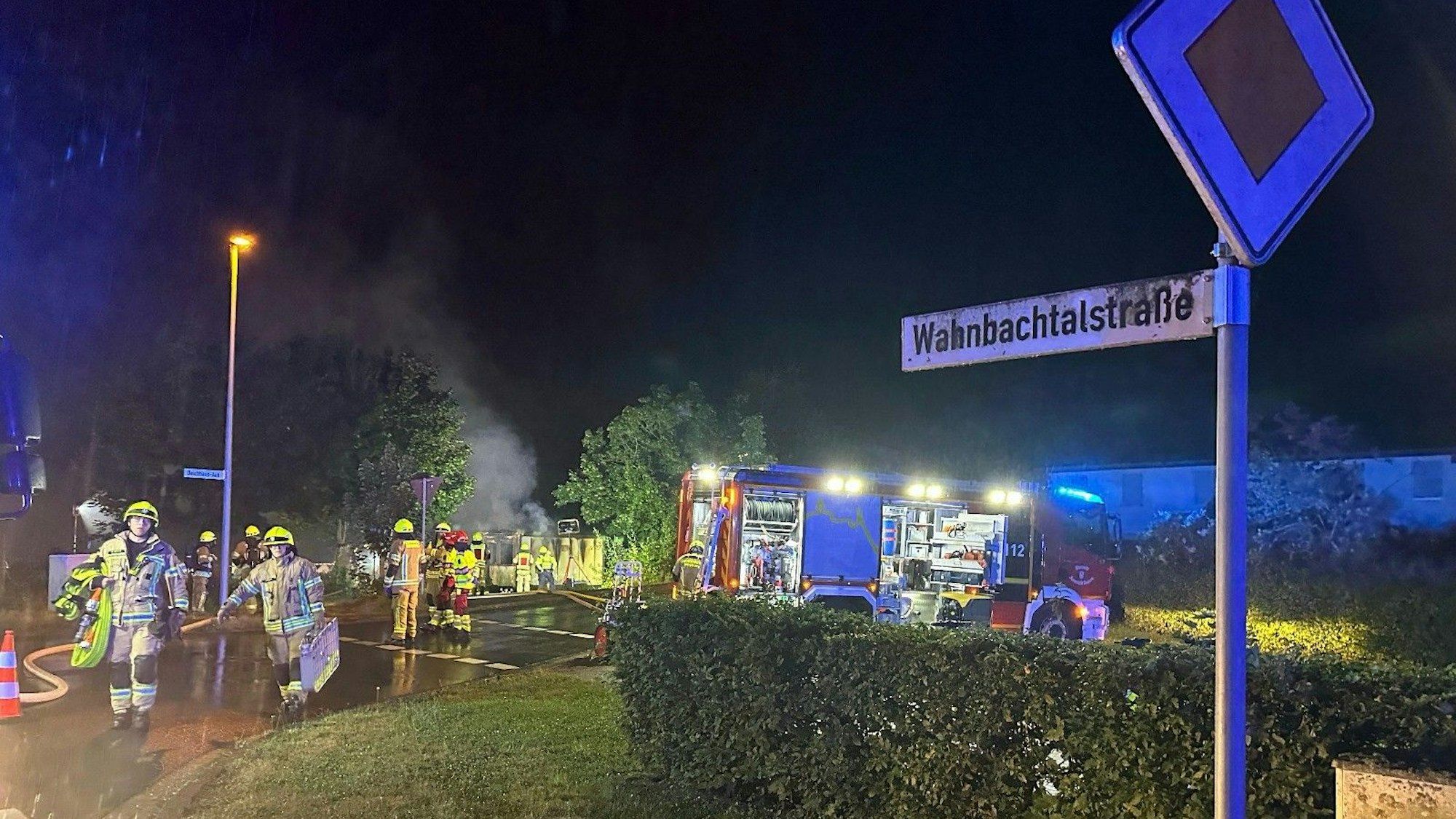 An der Wahnbachtalstraße brannte am späten Samstagabend ein Containmer mit angrenzendem Schuppen.